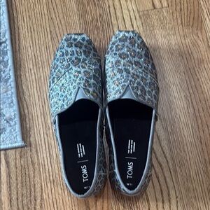 NWOT Toms Silver metallic leopard Comfortable Slip-On Loafers size 11